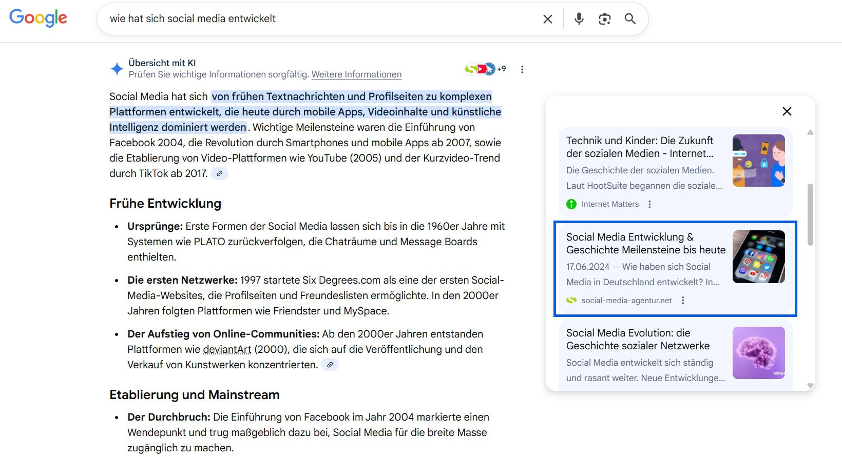 Screenshot einer Google-KI-Antwort zur Entwicklung von Social Media. Beschrieben wird die Entwicklung von frühen Plattformen wie Six Degrees und MySpace bis zu modernen Netzwerken wie Facebook, Instagram und TikTok.